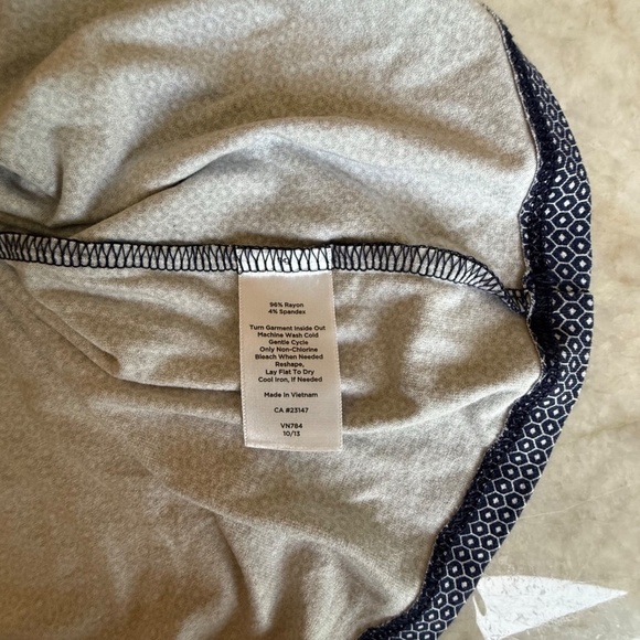 Talbots V-Neck Lightweight Stretch Rayon Blouse; Navy/White; 3/4 Sleeve; Size M - Picture 5 of 5